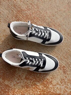 Vintage Havana black and white low top sneakers woman’s size 11